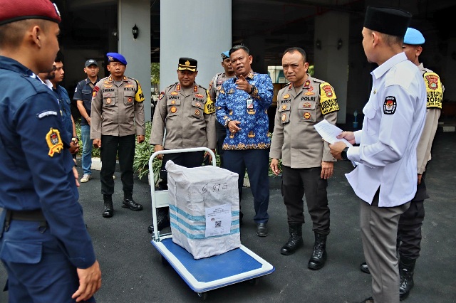 Kapolres Kepulauan Seribu Pantau Pengamanan Logistik Pemilu Tahap I di KPU Kepulauan Seribu