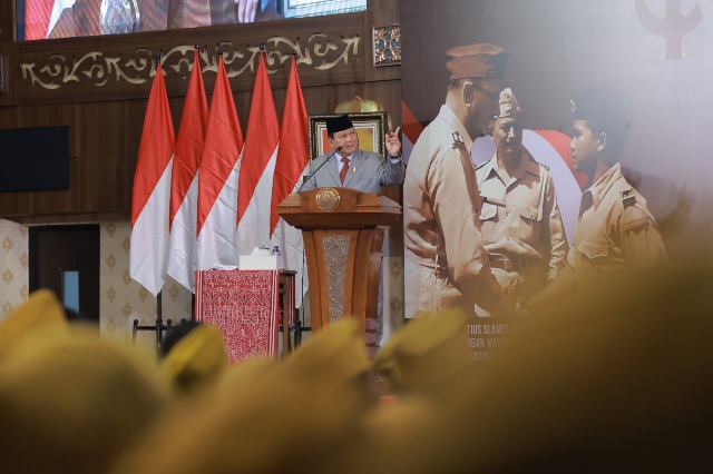 Momen Menhan Prabowo dan Wali Kota Solo Gibran Semobil Hadiro Hari Veteran Nasional