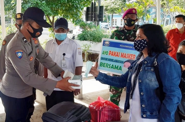 Sambil Himbau Prokes, 3 Pilar Kep Seribu Bagikan 5000 Masker Gratis Ke Warga