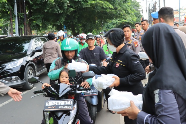 Ratusan Pengendara Sepeda Motor di Hentikan Oleh  Polisi Untuk Berbagi Takjil