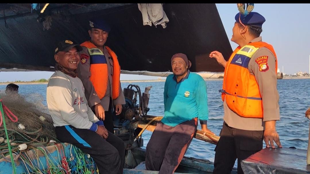 Team Patroli Satpolair Polres Kepulauan Seribu Bersama Kapal Patroli KP. VII - 40 - 203 Himbau Keselamatan dan Sukseskan Pemilu 2024 di Perairan Pulau Pari