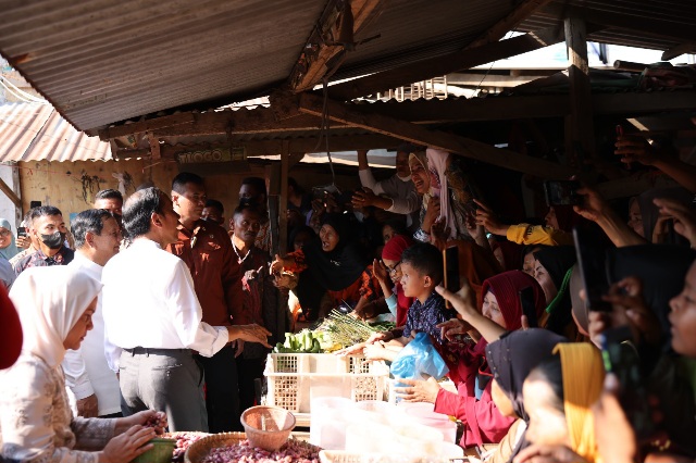 Kegembiraan Para Pedagang Berinteraksi dengan Prabowo Saat Dampingi Jokowi Blusukan di Pekalongan