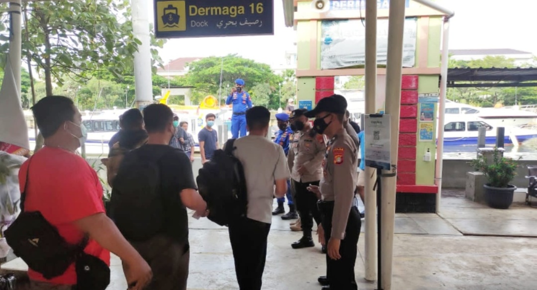 127 Penumpang Kapal Ke Pulau Seribu, Di Dermaga Marina Ancol Mendapat Pengawasan ProKes Ketat Dari Personel Polres Kep Seribu dan Diwajibkan Scan Barcode Peduli Lindungi