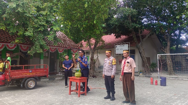 Bhabinkamtibmas Pulau Sabira Hadiri Sosialisasi Pencegahan Kebakaran dan Beri Penyuluhan Larangan Tawuran