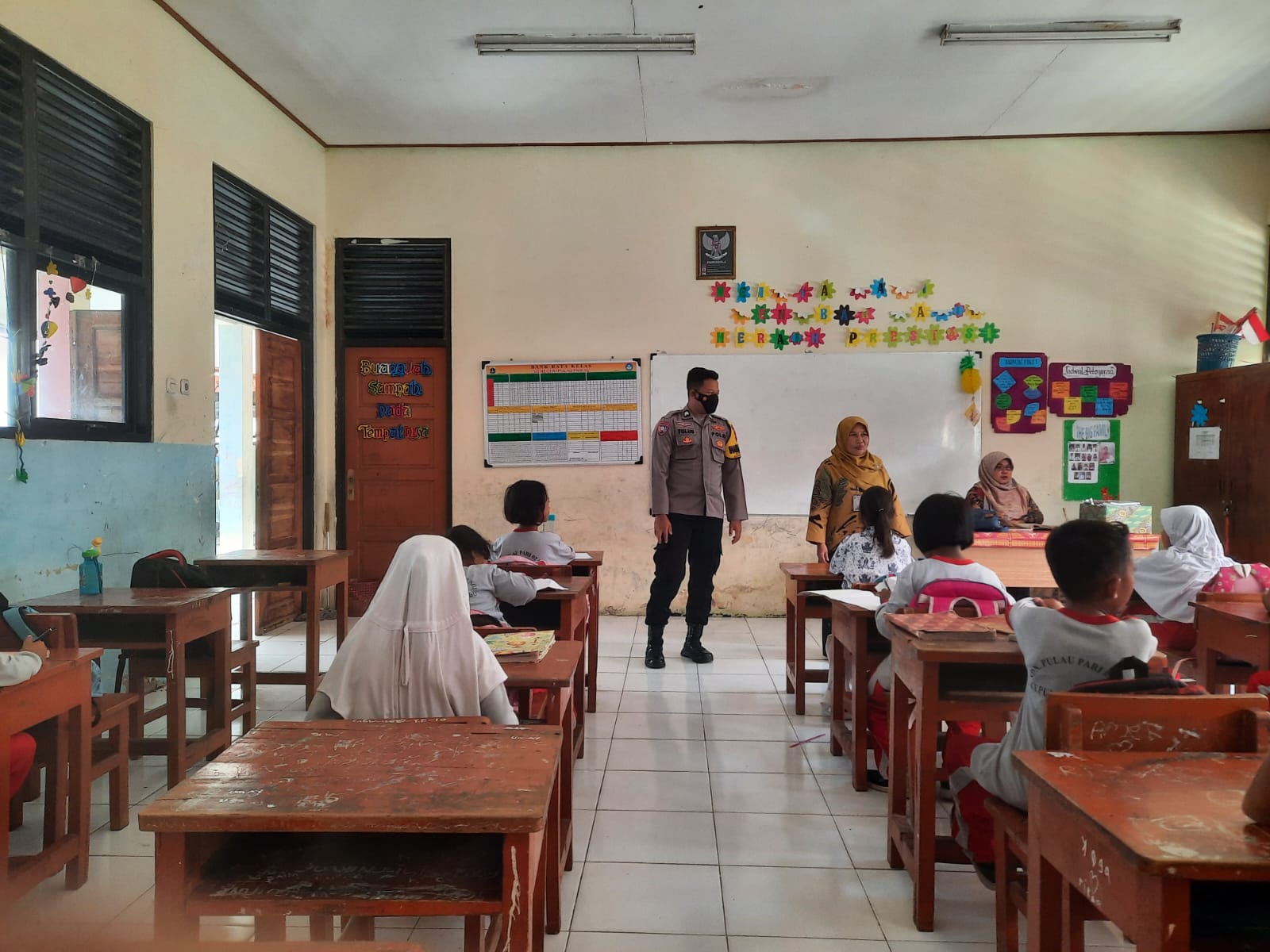 Police Goes to School, Bhabinkamtibmas Pulau Lancang Ajak Para Pelajar Ranjin Belajar dan Hormati Guru