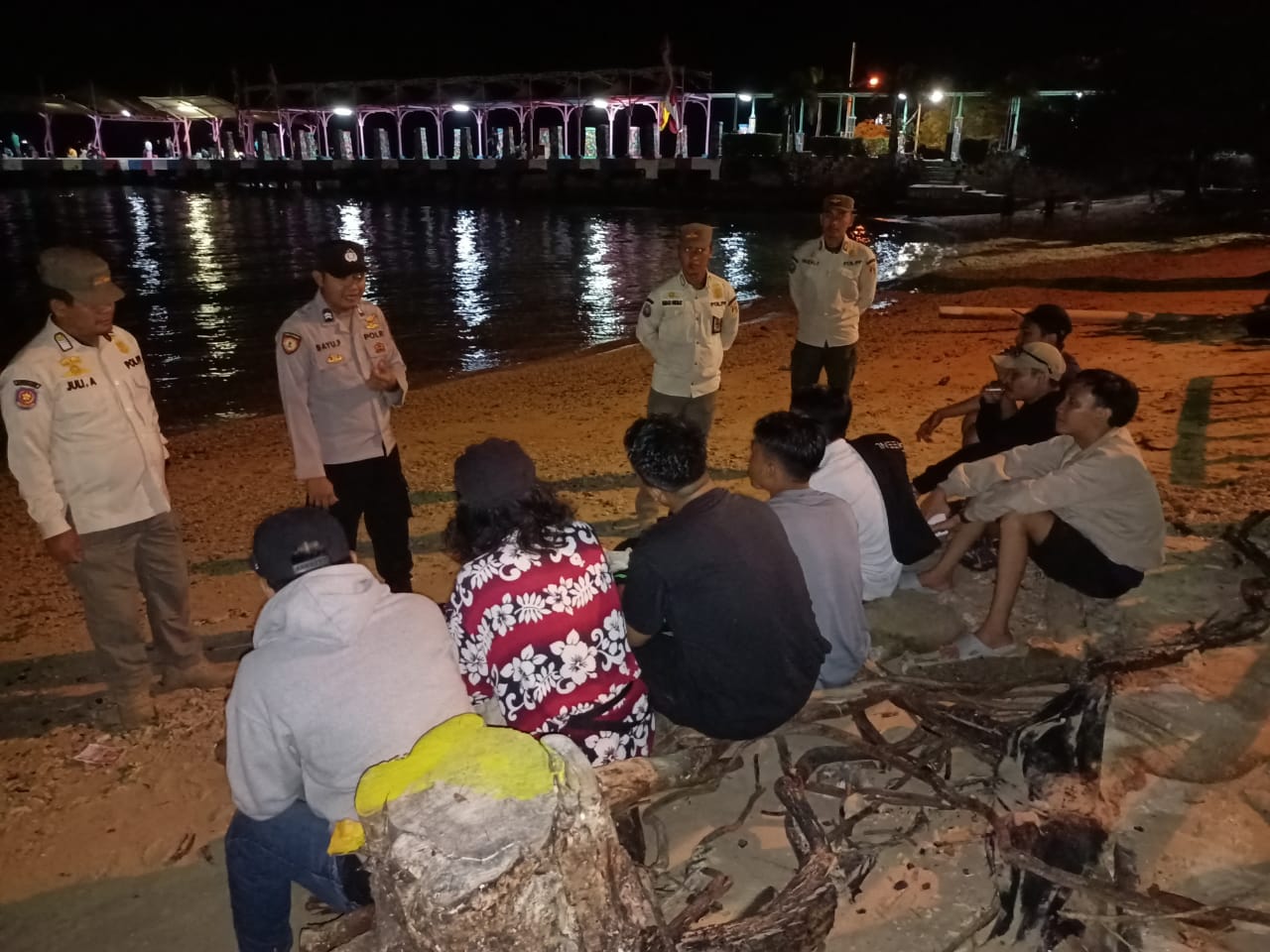 Polsek Kepulauan Seribu Selatan Giat Patroli Malam: Himbau Warga, Tegur Pelajar, dan Larang Aktivitas Negatif
