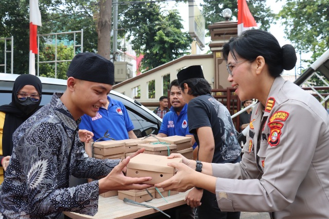 Polwan Polres Metro Jakarta Selatan Bagikan 400 Paket Makanan Siap Saji untuk Jemaah Sholat Jumat