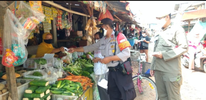 Sambangi Pasar Tradisional, Personil Polsek Kelapa Gading Bagikan Masker dan Himbau Prokes