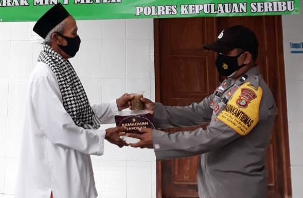 Polres Kep Seribu Bagikan Takjil ke Marbot Masjid yang Ada di 8 Pulau