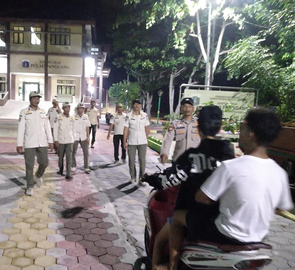 Polisi dan Satpol PP Ciptakan Kondisi Aman dengan Patroli Malam di Pulau Harapan