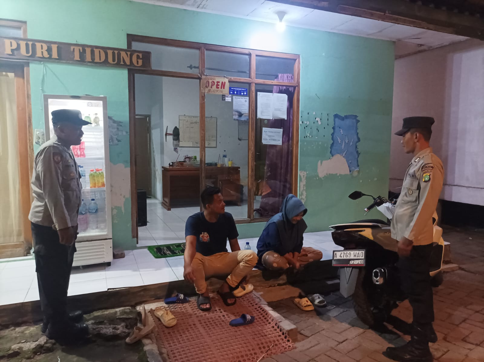 Anggota Patroli Malam Polsek Kepulauan Seribu Selatan Sambang dan Ajak Warga Sama-sama Jaga Kamtibmas