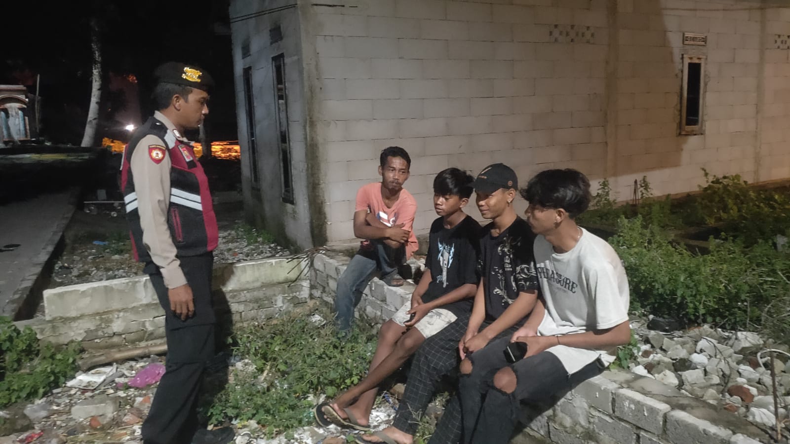 Polsek Kepulauan Seribu Utara Rutin Gelar Patroli Malam Dialogis di Pulau Harapan: Antisipasi Kenakalan Remaja