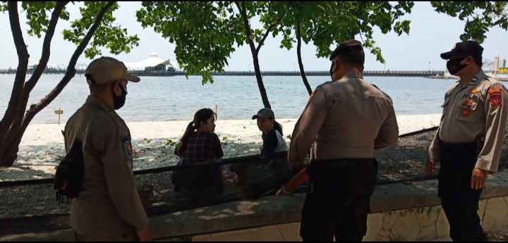Pantai Beachpool Ancol Ramai Pengunjung, Personel Polsek Pademangan Gencar Himbau Prokes