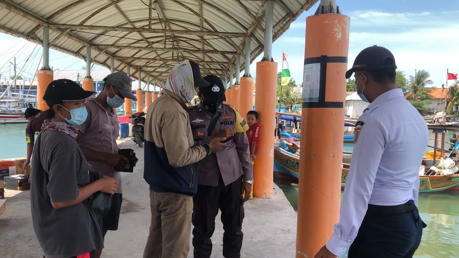 Tiba di Pulau Lancang, 41 Penumpang Kapal Dilakukan Pengecekan Bukti Vaksin