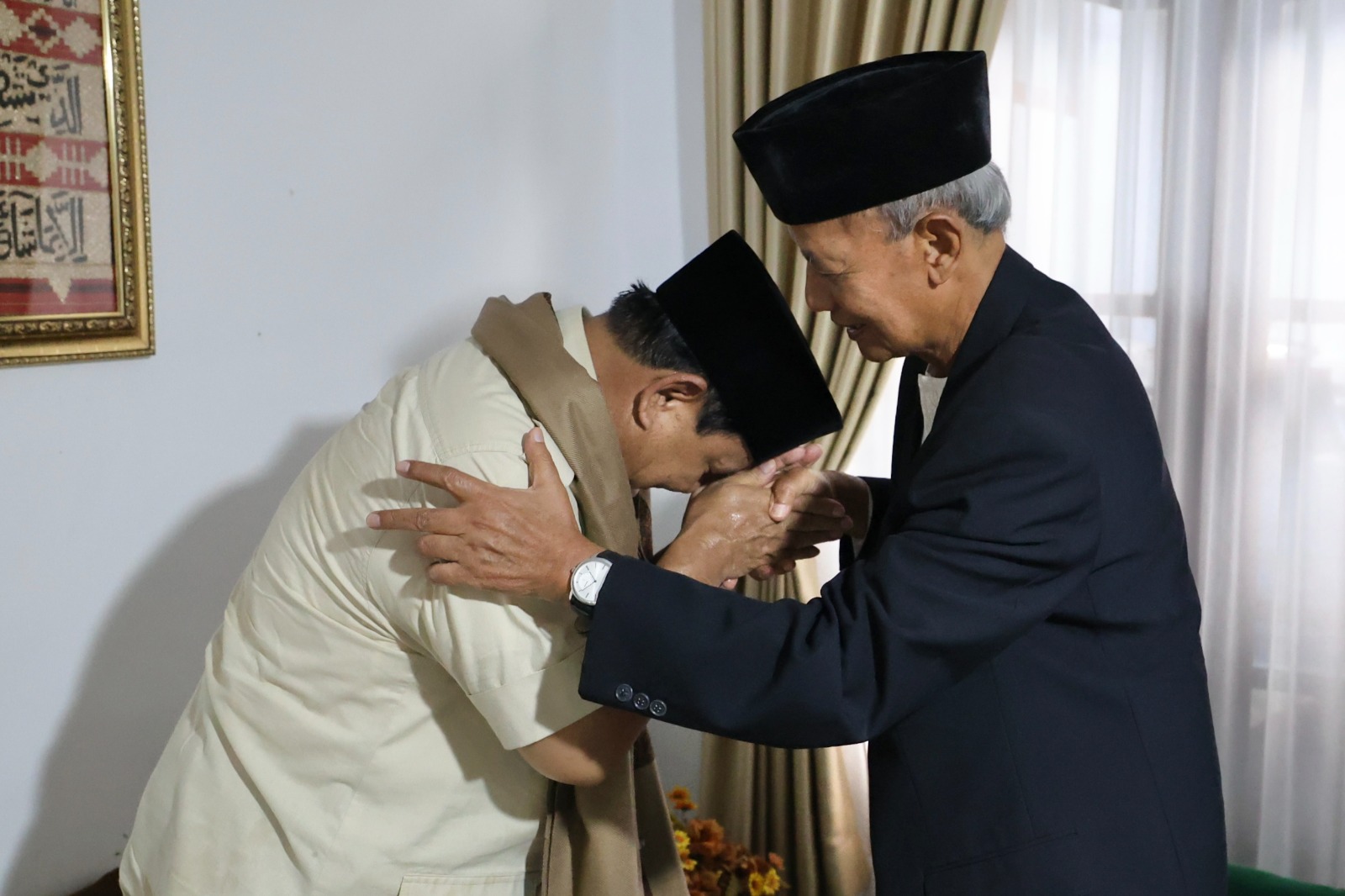 Kunjungi Ponpes Cipasung, Prabowo Dikalungi Syal dan Dapat Wejangan KH Koko Komarudin Ruhiat