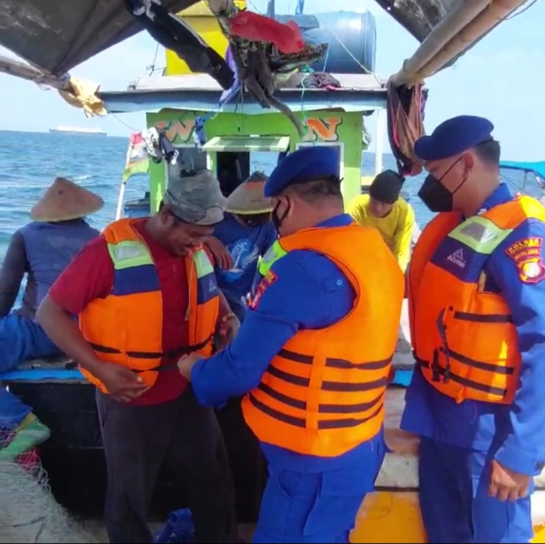 Berikan Life Jacket, Bentuk Kepedulian Sat Polair Polres Kepulauan Seribu Kepada Para Nelayan