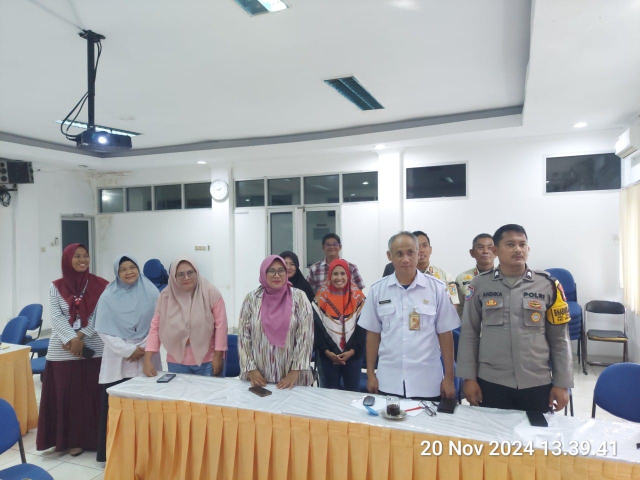 Bhabinkamtibmas Pulau Tidung Hadiri Rapat Evaluasi Desk Pilkada 2024 Bersama ASN Kelurahan