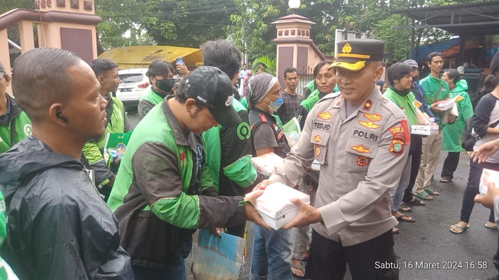 Polres Metro Jaksel Bagikan Sembako Ke Ojol dan Anak Yatim di Bulan Ramadhan