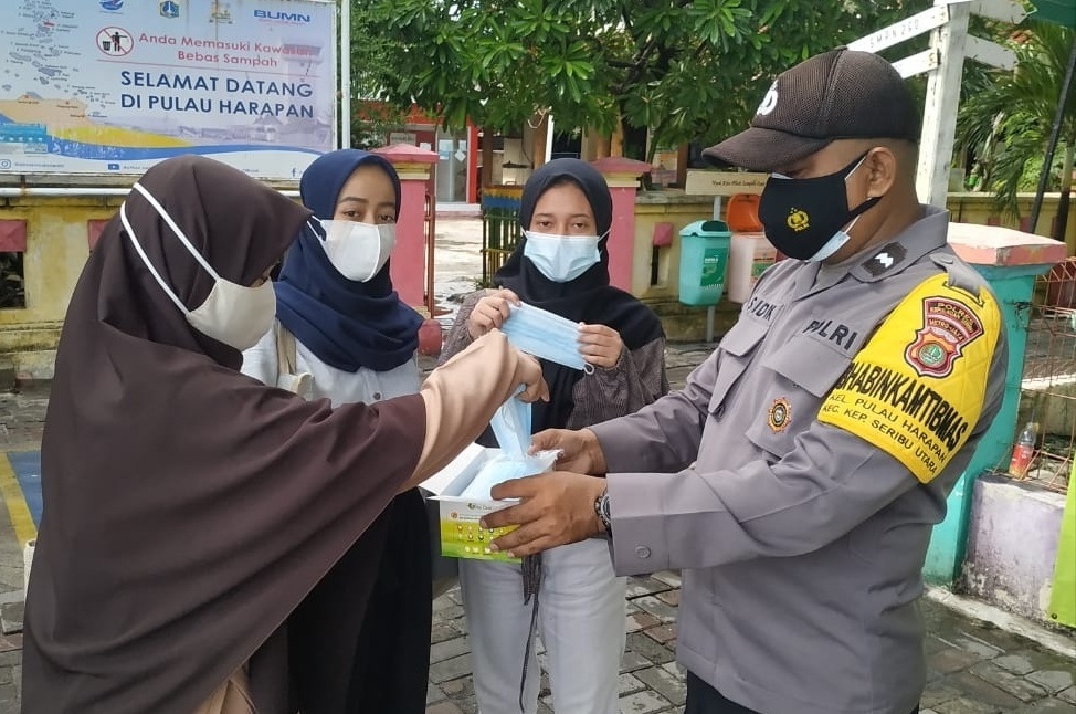 Warga Pulau Seribu Hari Ini Dapat 2.400 Masker Medis Dari Polres Kep Seribu