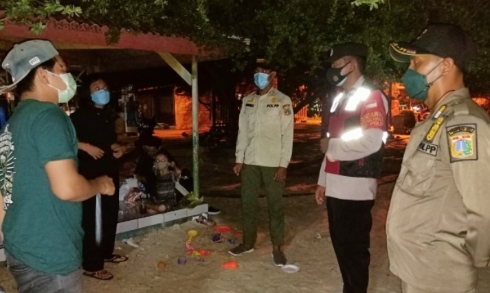 Patroli Pengawasan ProKes Malam Hari Polsek Kep Seribu Selatan Sambangi Warga Yang Berada Di Ruang Publik