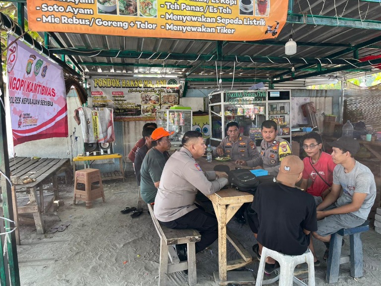 Kapolsek Kepulauan Seribu Selatan Bersama Bhabinkamtibmas Gelar Ngopi Kamtibmas di Pulau Payung, Serukan Pentingnya Kerjasama dalam Menjaga Keamanan