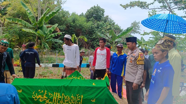 Bhabinkamtibmas Pulau Sabira Tunjukkan Sikap Polisi Baik dengan Membantu Proses Pemakaman Warga