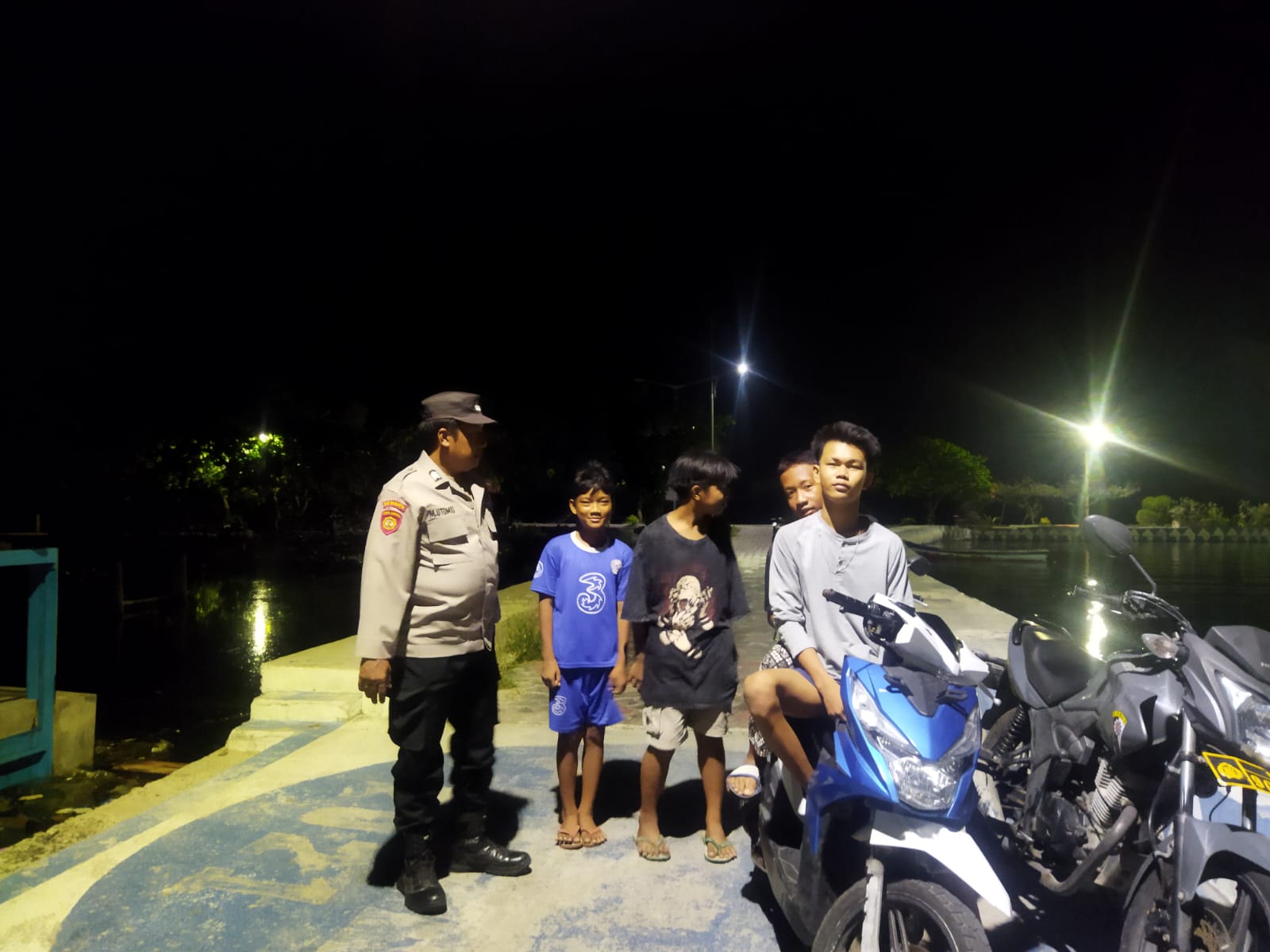 Patroli Malam Berikan Himbauan Kamtibmas Kepada Remaja Di Pulau Panggang