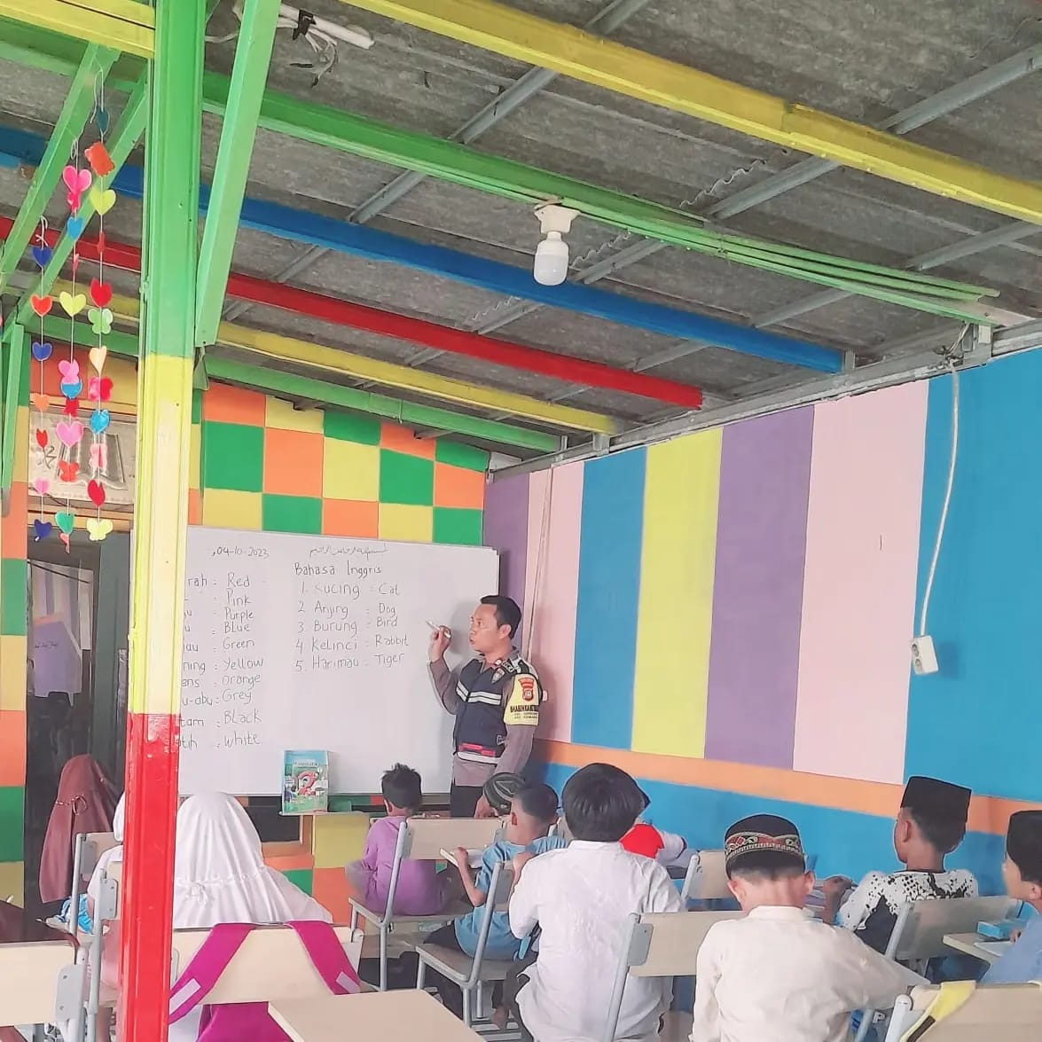 Polisi Inspiratif, Bhabinkamtibmas Dirikan Sekolah Gratis di Kawasan Pemulung