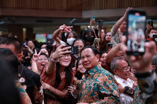 Jemaat Milenial dan Gen-Z Serbu Prabowo di Natal Surabaya: Saya Mendukung, Bapak Tersenyum