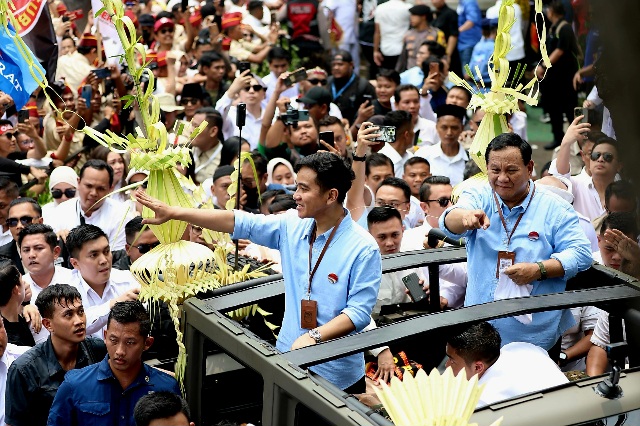 Prabowo Rangkul Gibran Usai Pidato: Paten kan Cawapres Pilihan Aku?