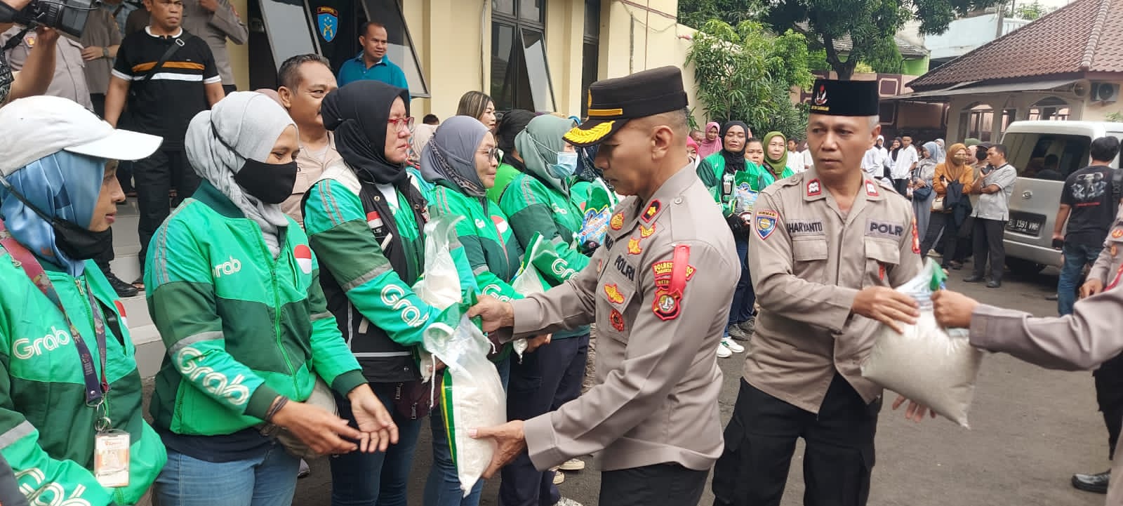 Polisi Bagi-Bagi Sembako Ke Ojol Hingga Disabilitas Di Jakarta Selatan