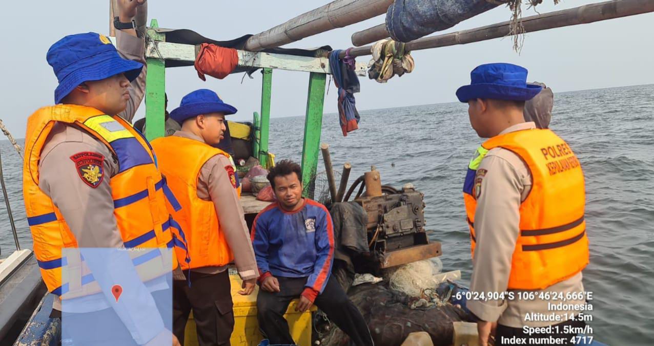 Team Patroli Satpolair Polres Kepulauan Seribu Himbau Keselamatan dan Sukseskan Pemilu 2024 dalam Giat Patroli Laut Dialogis di Perairan Pulau Kelapa