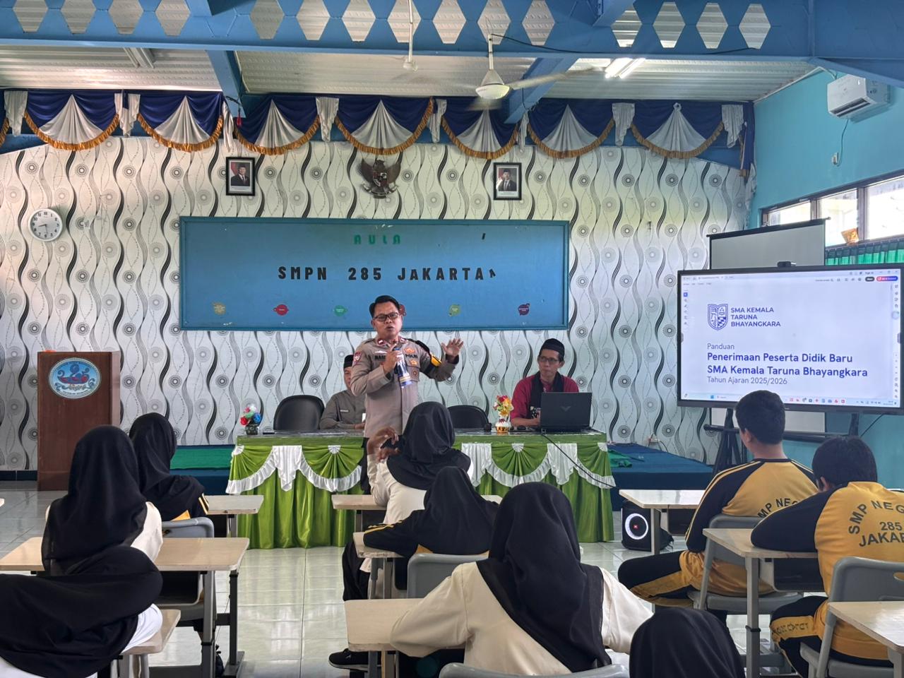 Sosialisasi SMA Kemala Taruna Bhayangkara di SMPN 285 Pulau Untung Jawa, Bhabinkamtibmas Dorong Siswa Jadi Generasi Berkarakter