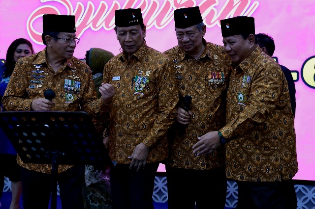 Momen Kebersamaan Prabowo Dampingi Jokowi Hadiri Peringatan HUT ke-77 Polri di GBK