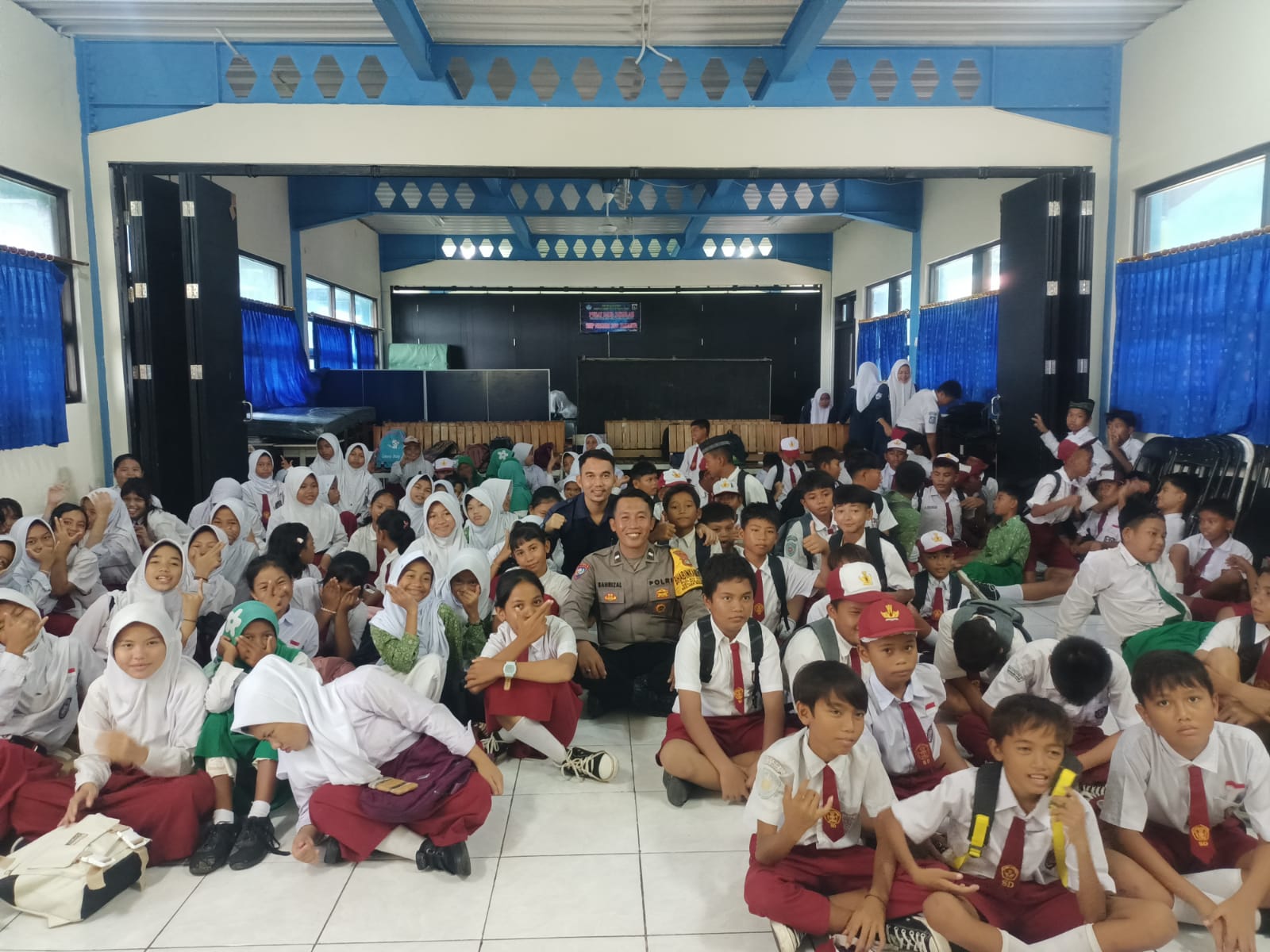 Bhabinkamtibmas Pulau Kelapa Aipda Sahrizal Berikan Penyuluhan Tentang Kenakalan Remaja di SMPN 260 Pulau Harapan