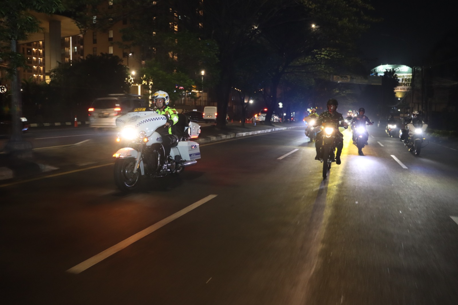 Kapolrestro Depok Terjun Langsung Pimpin Patroli Gabungan Guna Mencegah Tindak Kejahatan