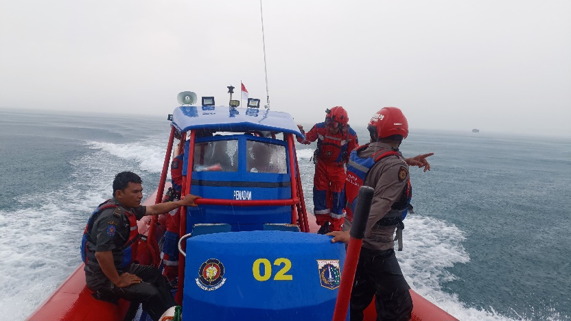 Polisi Bersama Damkar dan Nelayan Berhasil Evakuasi Penumpang KM Sangaji yang Kandas di Perairan Pulau Pari