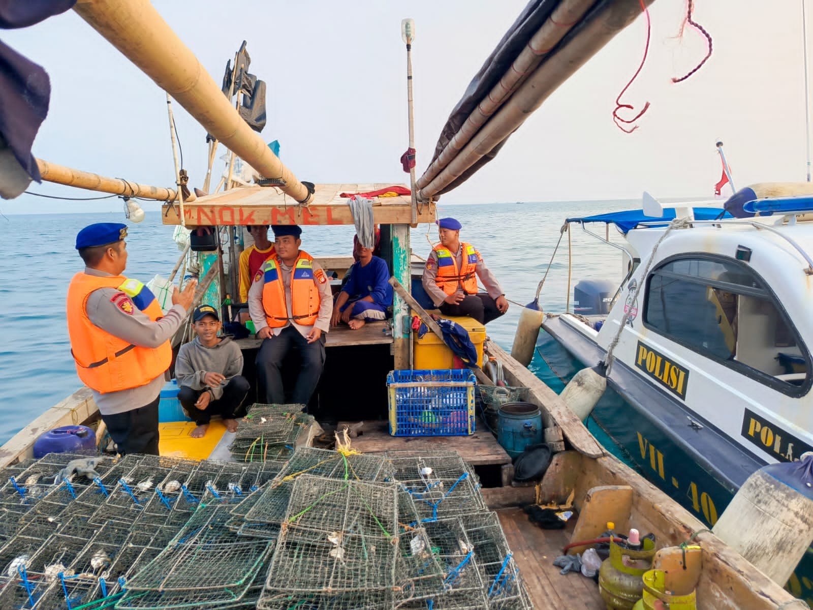 Team Patroli Satpolair Polres Kepulauan Seribu Sambang Nelayan Tinjau Keamanan Laut di Pulau Kelapa