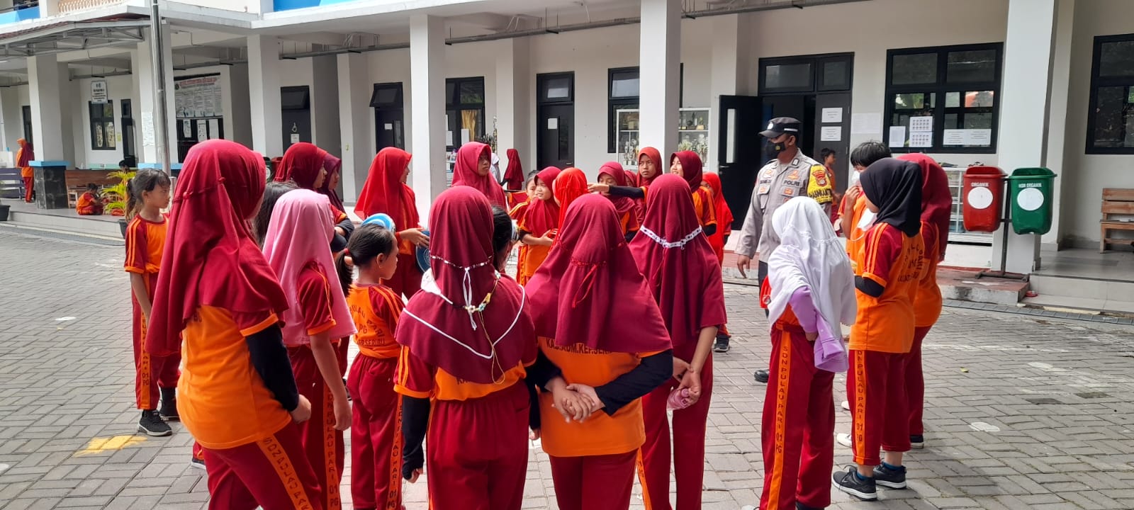 Ajarkan Kebaikan, Bhabinkamtibmas Polres Kepulauan Seribu Edukasi Siswa-siswi SDN 01 Pagi Pulau Pari