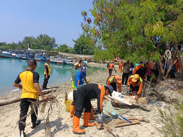 Bhayangkara Polda Metro Jaya Gelar Kegiatan Bersih-Bersih dan pembagian sembako dalam Rangka Hari Bhayangkara ke-78 di Kepulauan Seribu