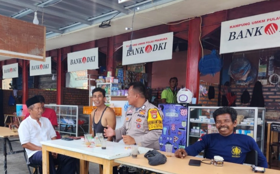 Polisi Humanis Sambangi Tokoh Masyarakat, Bhabinkamtibmas Pulau Pramuka Ajak Warga Jaga Keamanan dan Tolak Judi Online
