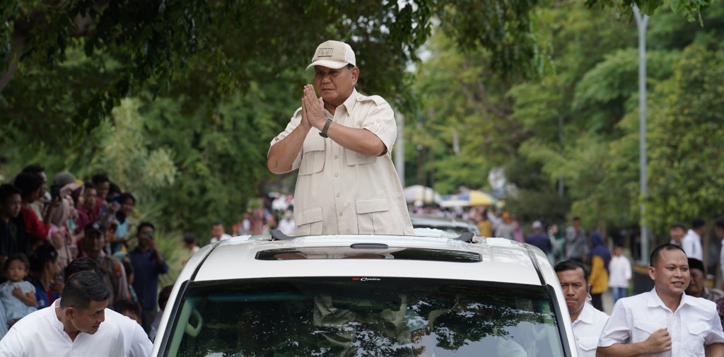 Disambut Masyarakat Banten termasuk Anak-anak, Prabowo Berbagi Cokelat