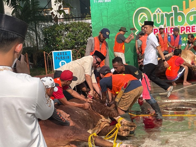 Polda Metro Jaya Gelar Salat Idul Adha di Stadion Presisi dan Bagikan Hewan Qurban.