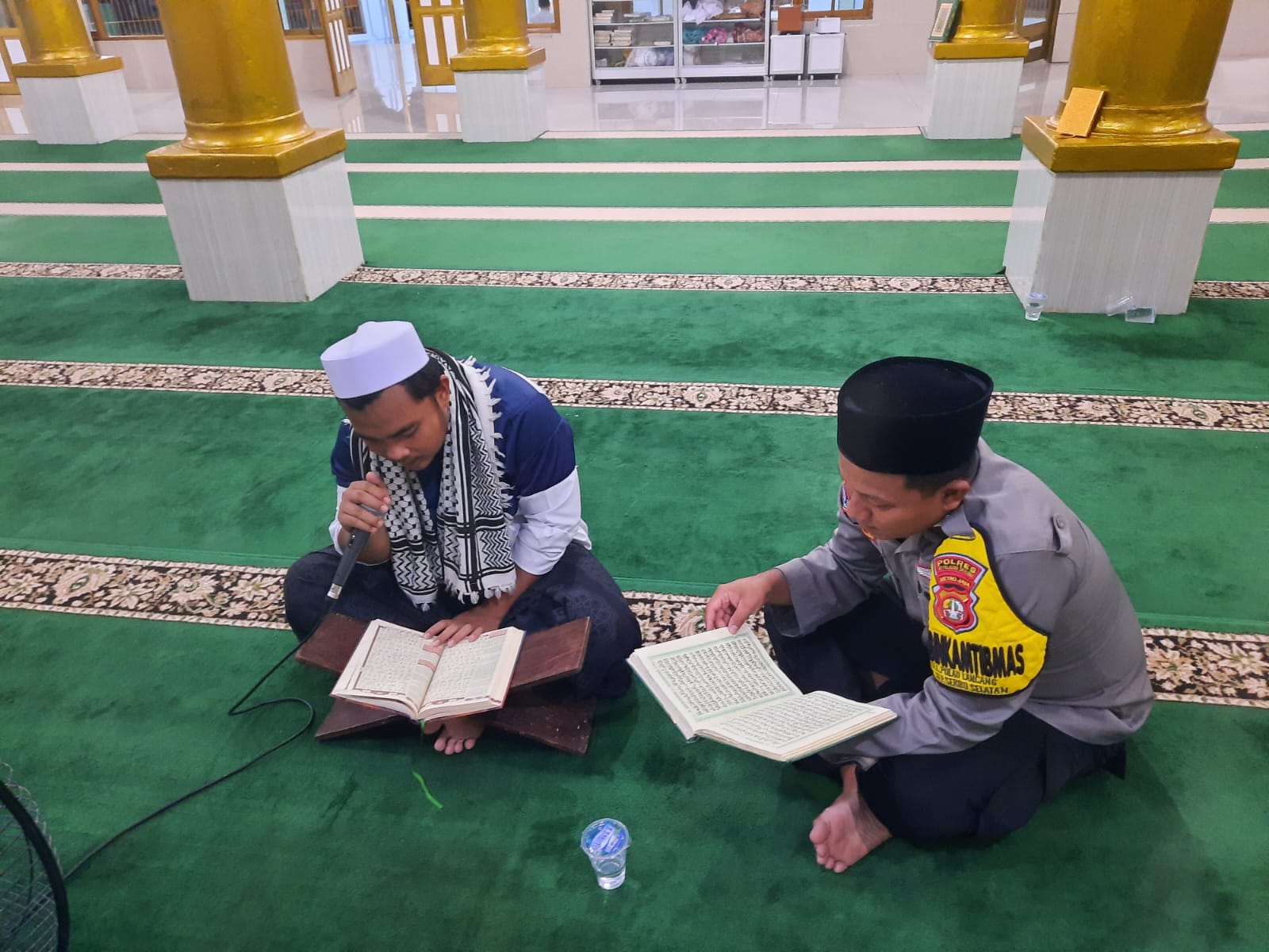Bhabinkamtibmas Pulau Lancang Ajak Warga Perkuat Iman dan Silaturahmi Melalui Hataman dan Tadarus Quran