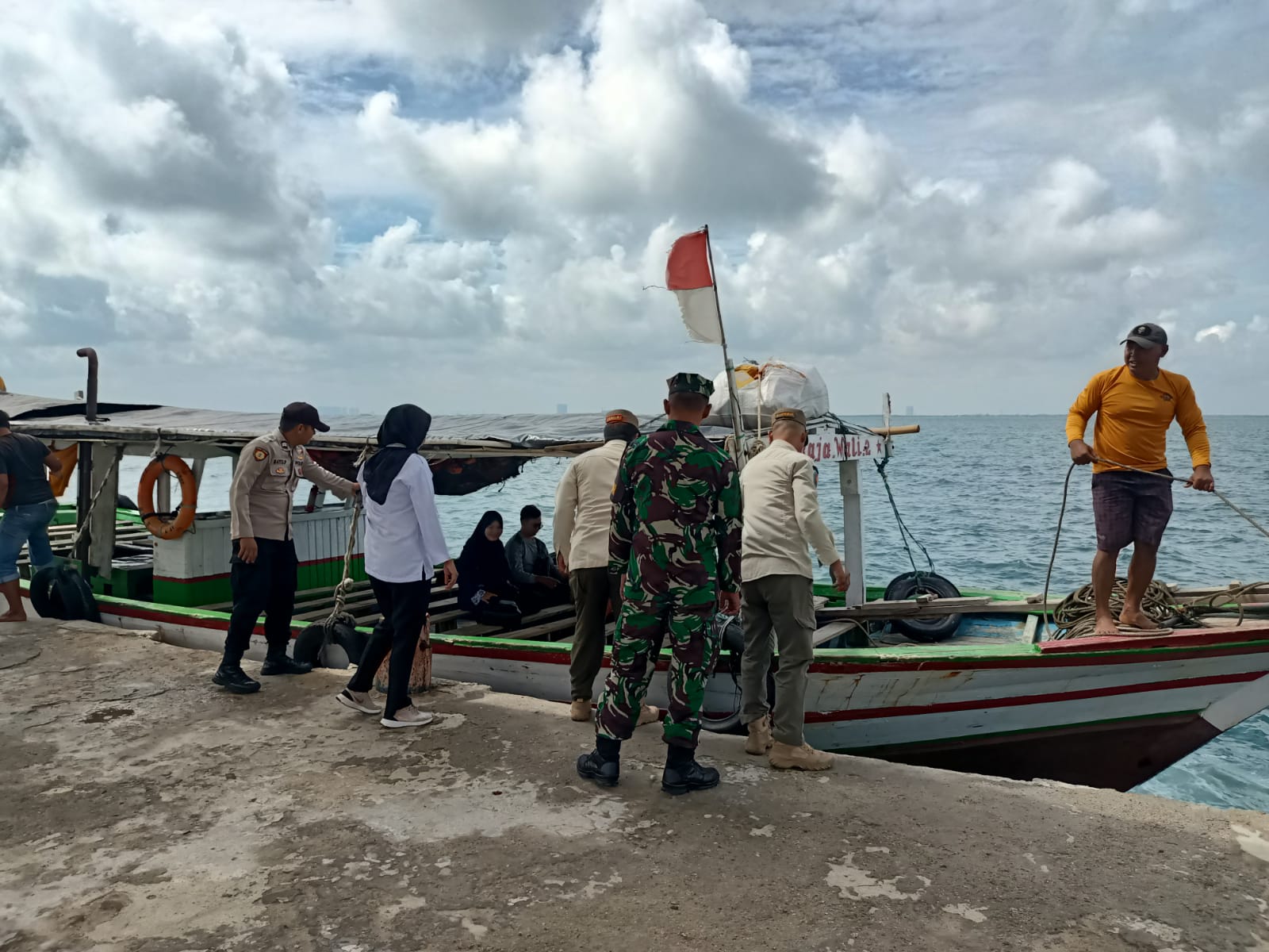 Polsek Kepulauan Seribu Selatan Berikan Pelayanan Humanis saat Kedatangan Kapal Penumpang di Dermaga