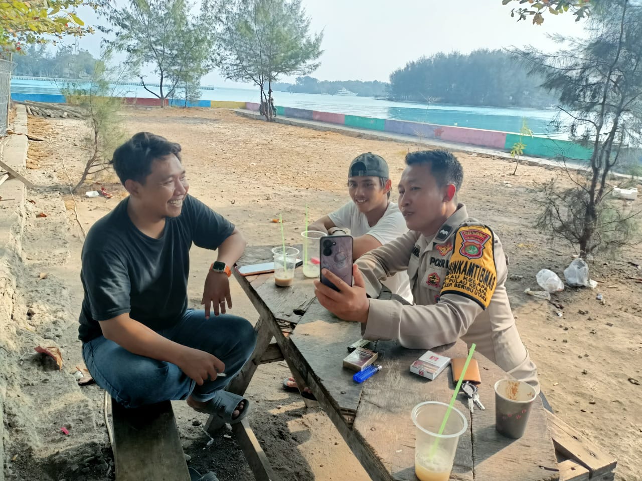 Bhabinkamtibmas Pulau Kelapa Sosialisasikan Hotline Polri 110: Ajak Warga Saling Jaga Keamanan dan Ketertiban