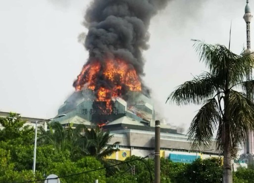 Kubah JIC Terbakar, Sudin Gulkarmat Jakarta Utara Kerahkan Puluhan Petugas