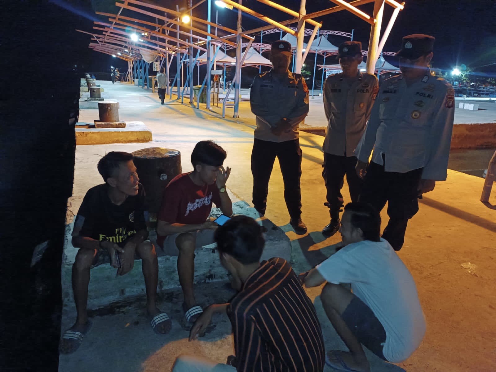 Polsek Kepulauan Seribu Utara Gelar Patroli Malam Dialogis untuk Antisipasi Kenakalan Remaja dan Himbau Waspada Terhadap Hoax