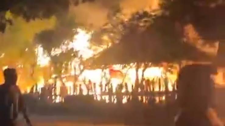 Petugas Gabungan Bersihkan Sisa Kebakaran 120 Rumah Adat di Sade