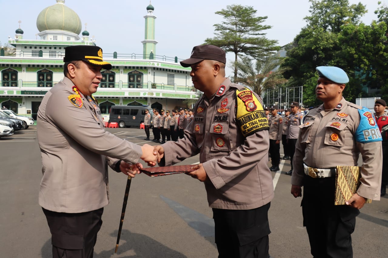 Kapolres Metro Jakarta Selatan Berikan Penghargaan Kepada Bhabinkamtibmas Teladan